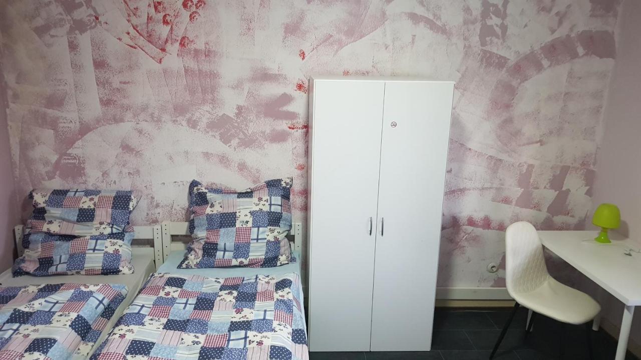 Handwerker Unterkunft Monteurzimmer Mit Gemeinschaftsbad In Brebach ザールブリュッケン エクステリア 写真