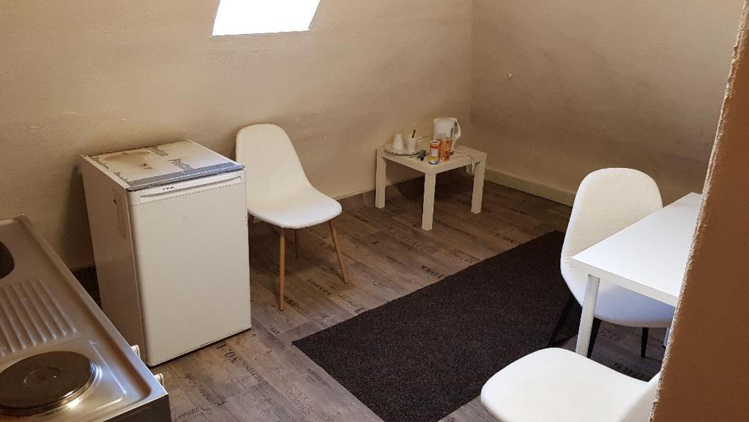 Handwerker Unterkunft Monteurzimmer Mit Gemeinschaftsbad In Brebach ザールブリュッケン エクステリア 写真